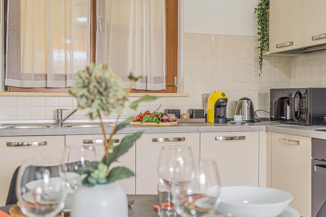Hygge Family Apartment - One Step Away From The Lake!!! Sirmione Kültér fotó